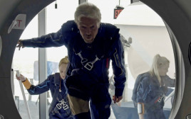ריצ'רד ברנסון בכניסה לרכב החלל UNITY (צילום: רויטרס)