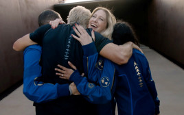 ריצ'רד ברנסון ואנשי צוותו רגעים לאחר הנחיתה מהחלל (צילום: רויטרס)