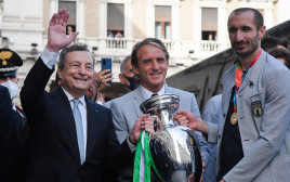 ג'ורג'ו קייליני, רוברטו מנצ'יני וראש ממשלת איטליה מריו דראגי (צילום: TIZIANA FABI/AFP via Getty Images)