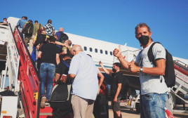 שחקני ברצלונה בעלייה למטוס לישראל (צילום: באדיבות 7MTR)