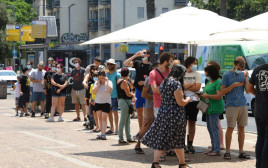 תורי ענק לבדיקת קורונה בכיכר רבין (צילום: אבשלום ששוני)