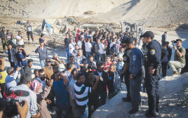 תושבי חאן אל אחמר ושוטרים בזמן ההריסה (צילום: פלאש 90)