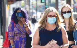 אנשים מסתובבים עם מסכות בלוס אנג'לס (צילום: רויטרס)
