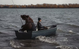 ורוניקה וארצ'י הדוב דגים יחד באגם (צילום: רויטרס)