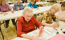 קשישות משחקות בינגו, אילוסטרציה (צילום: Getty images)