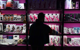שוד בחנות צעצועי מין, אילוסטרציה (צילום: Getty images)