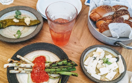 פותחים שולחן במסעדת האחים