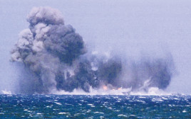 פיצוץ ספינה (צילום: רויטרס)
