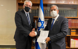 אלי אבידר ומיקי לוי, לאחר התפטרותו של אבידר מהכנסת (צילום: ללא)