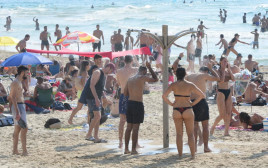 מזג אוויר לוהט בחוף תל אביב (צילום: אבשלום ששוני)