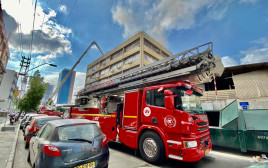 רכב כיבוי אש (צילום: אבשלום ששוני)