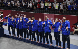 נבחרת ישראל בג'ודו על הפודיום (צילום: עמית שיסל, הוועד האולימפי בישראל)