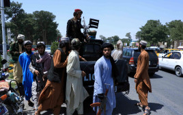 כוחות הטליבאן בסיור בעיר שכבשו באפגניסטן (צילום: רויטרס)