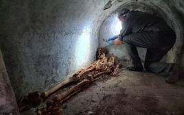 שרידי הגופה החנוטה שהתגלתה בפומפיי (צילום: Archaeological Park of Pompeii)