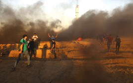 הפגנה ברצועת עזה סמוך לגדר (צילום: עבד רחים חטיב, פלאש 90)