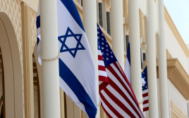 דגל ארה"ב ודגל ישראל (צילום: REUTERS/Christoper Pike)
