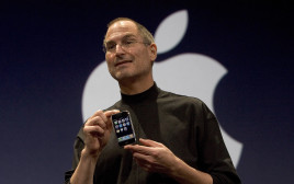 סטיב ג'ובס מציב את האייפון (צילום: David Paul Morris/Getty Images)