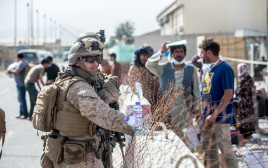 חיילי צבא ארצות הברית מסייעים בפינוי מנמל התעופה בקאבול, אפגניסטן (צילום: U.S. Marine Corps/Sgt. Samuel Ruiz/Handout via REUTERS)