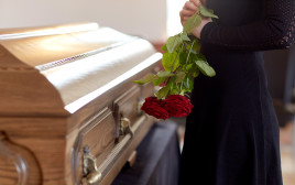 מתאבלת בהלוויה, אילוסטרציה (צילום: ingimage ASAP)