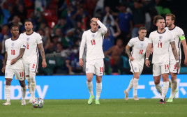 שחקני נבחרת אנגליה מאוכזבים (צילום: רויטרס)