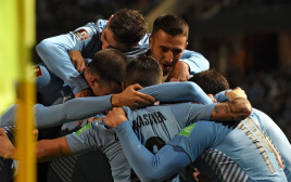 שחקני נבחרת אורוגוואי חוגגים בניצחון 2:4 על בוליביה (צילום: GettyImages, PABLO PORCIUNCULA/POOL/AFP)