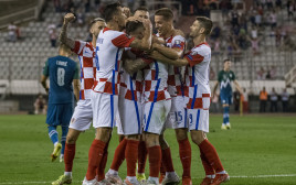 שחקני נבחרת קרואטיה חוגגים (צילום: Jurij Kodrun/Getty Images)