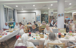 קשישים עריריים מתארחים בבית אבות בחג (צילום: משרד הרווחה והעבודה)