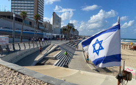 דגל ישראל בחוף תל אביב (צילום: אבשלום ששוני)