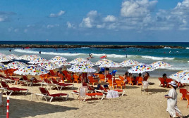 חוף ים בתל אביב (צילום: אבשלום ששוני)