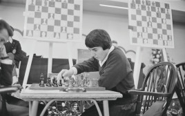 נונה גפרינדשווילי, שחקנית השחמט המקורית ב-1964 (צילום: Stanley Sherman Daily Express Hulton Archive Getty Images)