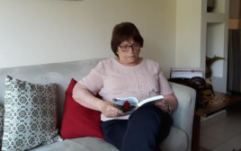 חנה בוקצ’ין קוראת ספר (צילום: פרטי)