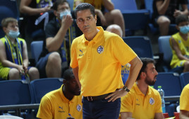יאניס ספרופולוס מאמן מכבי תל אביב (צילום: דני מרון)