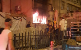 השריפה בבניין המגורים בפתח תקווה (צילום: דוברות כבאות והצלה לישראל מחוז מרכז)