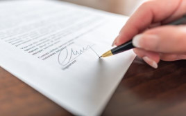 חתימה על הסכם מכר (צילום: Shutterstock)