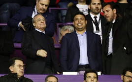 רונאלדו הבעלים של ויאדוליד עם פלורנטינו פרס נשיא ריאל מדריד (צילום: רויטרס)