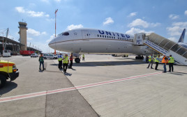 מטוס יונייטד איירליינס נחת בנתב"ג (צילום: דוברות רשות שדות התעופה)