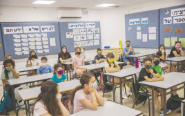 ילדים לומדים בכיתה עם מסיכות  (צילום: יונתן זינדל פלאש 90)