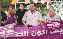 איימן עודה בהפגנה  (צילום: Getty images)