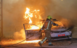 שריפת ניידת בפרעות בלוד במאי צילום יוסי אלוני פלאש90 (1) (צילום: יוסי אלוני, פלאש 90)
