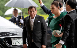 שרה דוטרטה-קרפיו ואביה, הנשיא רודריגו דוטרטה (צילום:  Carl Court/Pool via REUTERS)