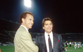ברנאר טאפי עם פרנץ בקנבאואר ב-1990 לאחר החתימה של הקייזר במארסיי (צילום: GettyImages, Bongarts)