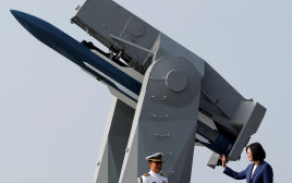 נשיאת טייוואן ליד מערכת הגנה אווירית ברקע המתיחות מול סין (צילום: רויטרס)