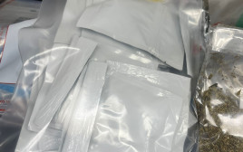 שקיות "נייס גאי" שנמצא בהן חומר רעיל (צילום: דוברות המשטרה)