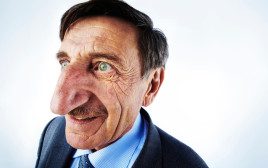 האיש בעל האף הגדול בעולם חוגג עשור (צילום: Guinness World Records)