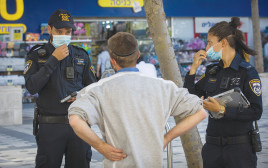 שוטרים רושמים דוחות בימי קורונה (צילום: נתי שוחט, פלאש 90)