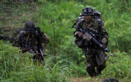 חיילי צבא ארצות הברית (צילום: Charly Triballeau/Pool via REUTERS)
