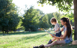 אמא וילד יושבים בפארק, אילוסטרציה  (צילום: אינג אימג')