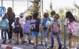 תלמידים בדרך לבית הספר (צילום: אוליבייה פיטוסי, פלאש 90)