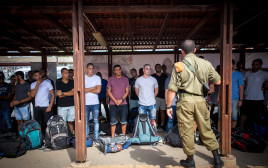 מתגייסים בלשכת הגיוס, ארכיון (צילום: מרים אלסטר, פלאש 90)