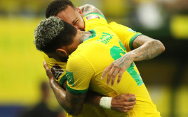 ניימאר, גבריאל, חוגגים במדי נבחרת ברזיל (צילום: רויטרס)